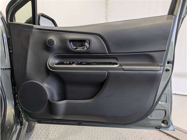 運転席ドア内張はご覧の通り。