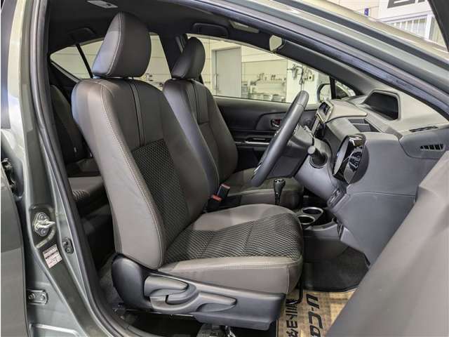 高いホールド性で運転姿勢が安定します。長距離ドライブでも疲れにくいのが魅力です。快適なドライビングライフをお送りください♪