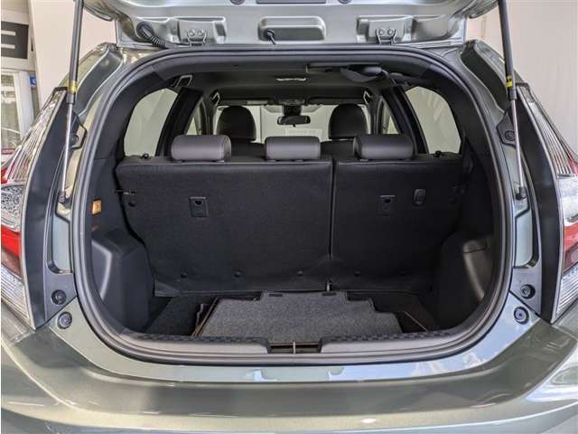 後席使用時でも、十分な荷室空間を確保しております