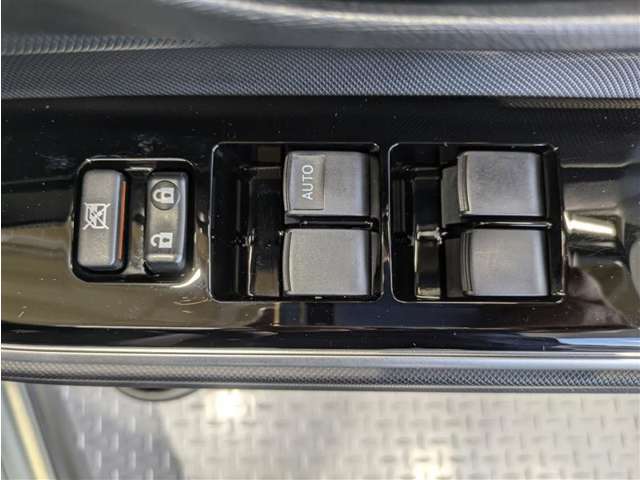 パワーウィンドウのスイッチですよ。　運転席に居ながら窓を開け閉めのコントロールできますよ。　ロック機能で、子供がイタズラして窓を開けるという事も無くなりますよ。