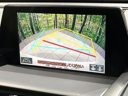 【バックカメラ】駐車時に後方がリアルタイム映像で確認できます。大型商業施設や立体駐車場での駐車時や、夜間のバック時に大活躍！運転スキルに関わらず、今や必須となった装備のひとつです！