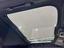 【ガラスルーフ】ガラスルーフ搭載で車内の解放感が一気にアップ！開放的なドライブをお楽しみいただけます。