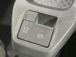 【電動パーキングブレーキ】パーキングブレーキは便利な電動式！ボタン一つで操作でき、アクセルを踏めば自動で解除されます♪レバーやペダルが無いので運転席廻りもすっきりしますね♪