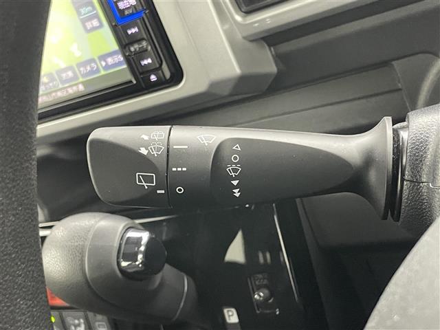 【オートワイパー（AUTO）】雨が降り出した時に、雨滴検出用センサー（レインセンサー）が雨滴を感知すると、自動でワイパーが動作します。
