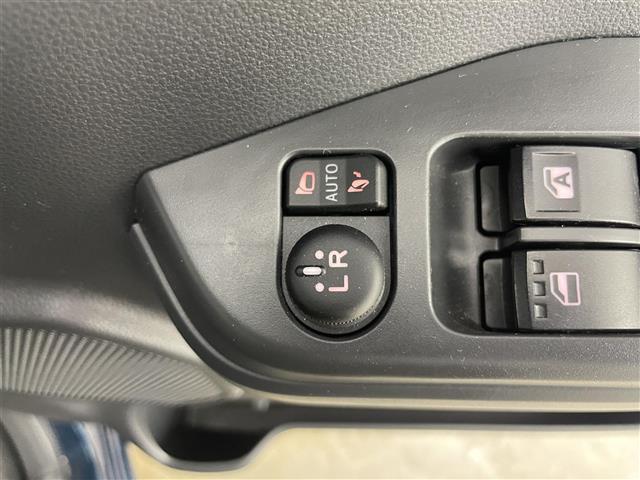 【電動格納ミラー】運転席のスイッチで、ドアミラーの開閉や角度の調整ができます。
