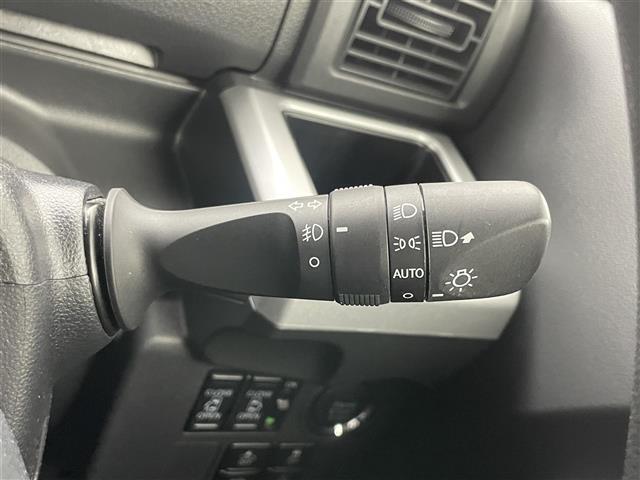 【オートライト（AUTO）】外の明るさをシステムが感知して、自動でヘッドライトが点灯します！ヘッドライトをつけ忘れを防ぐ便利機能です。