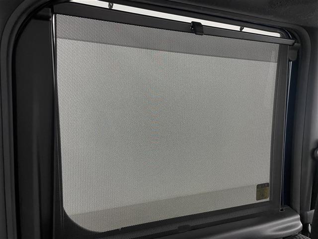 【後席サンシェイド】日差しや紫外線を遮るためのアイテムです！主に、後部座席の乗員を直射日光から守り、車内温度の上昇を抑制する効果があります！お子様がいる方にも安心ですね♪