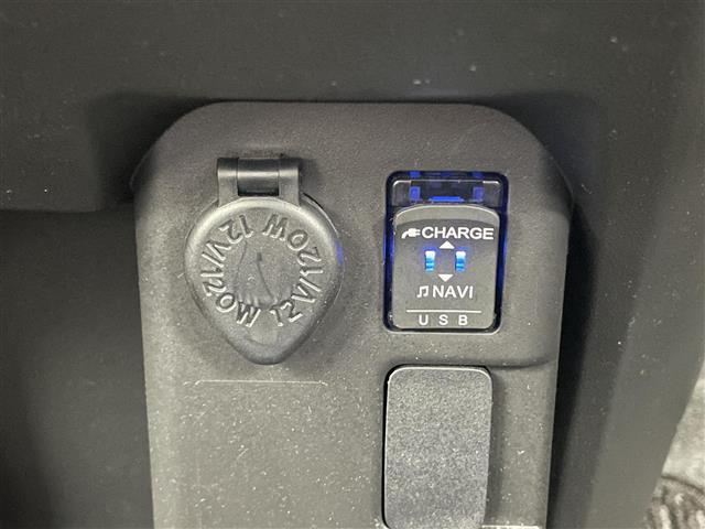 【USB端子】USB接続もついていますので携帯などの電子機器の充電にも使えて便利です♪