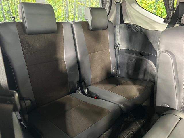 床下収納式のサードシートです。座席部分をコンパクトに収納でき、広大な荷室スペースとしてお使いいただけます！乗車人数や荷物の量など利用シーンに合わせて3列目を有効活用でき、とっても便利♪