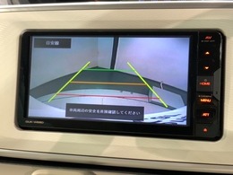 リバースギアに入れるだけで後方の表示へ切り替わります。夜間や雨の日の駐車も楽になりますよ。