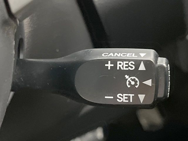 【クルーズコントロール】高速道路もラクラク走行。アクセルを離しても一定速度で走行ができ、長距離運転時の負担を軽減！加速・減速も簡単なスイッチ操作で調整できます。