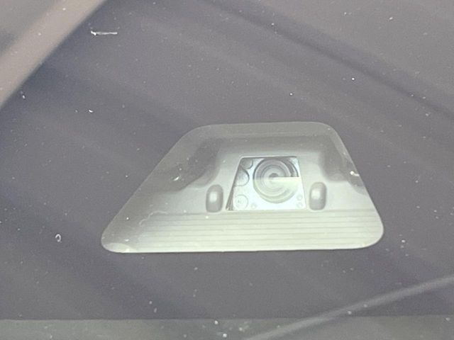 【スマートアシスト】走行中に前方の車両等を認識し、衝突しそうな時は警報とブレーキで衝突回避と被害軽減をアシスト。より安全にドライブをお楽しみいただけます。
