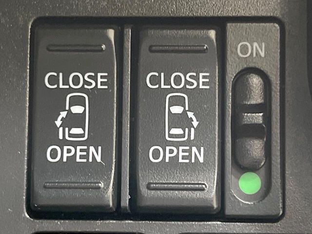 【両側パワースライドドア】スマートキーや運転席のスイッチで後席両側スライドドアの開閉が可能♪電動だから力を入れてドアを開ける必要が無く、小さなお子様でも簡単に開け閉めでき快適です♪