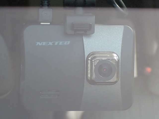 社外ドライブレコーダー（NX-DR200S）が装備されています。