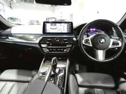 走行モードによりデザインや色使いが変化する液晶メーターパネル！