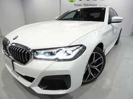 対向車や歩行者の眩惑を防止する「BMWセレクティブビーム」や「コーナリングライト」などが組み合わされた「アダプティブLEDヘッドライト」！