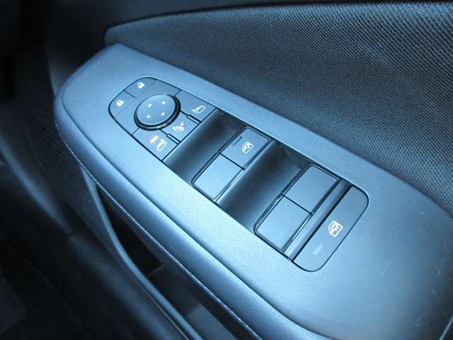 全席パワーウィンドウとなっています。運転席はオートになっているのでワンタッチ開閉することが出来ます。
