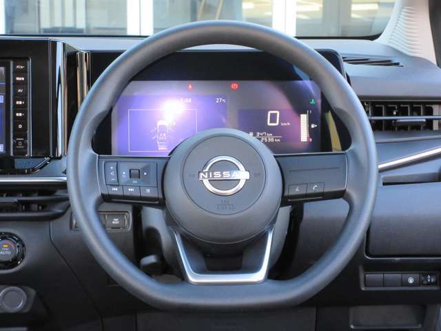 運転席廻りは手が届くところに収納スペースを確保しており、ハンドルにはオーディオ操作用スイッチがあるので、運転中もナビゲーションを注視せずにオーディオの操作を行って頂くことができます！