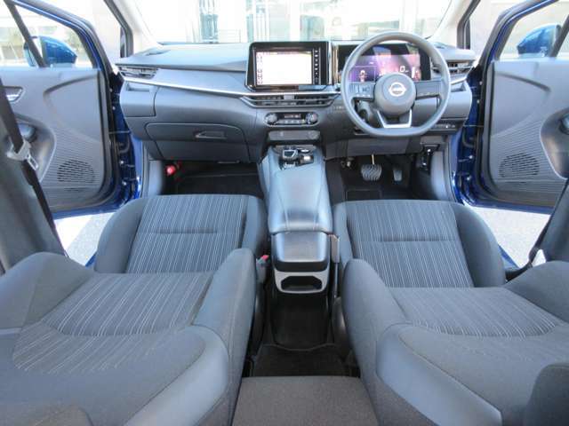 すっきりした運転席周りにはナビやエアコンの操作パネルを設置しておりますので、お一人での運転でもご安心できます。