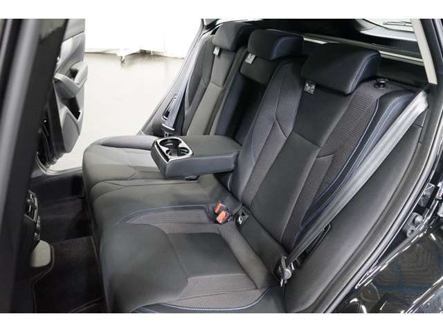後部座席にはリアセンターアームレストが付いています。乗車人数やシーンによって変更できます。アームレストにはドリンクホルダーが付いているので、ドリンクボトルはもちろん、小物等の一時置き場にも活躍します。