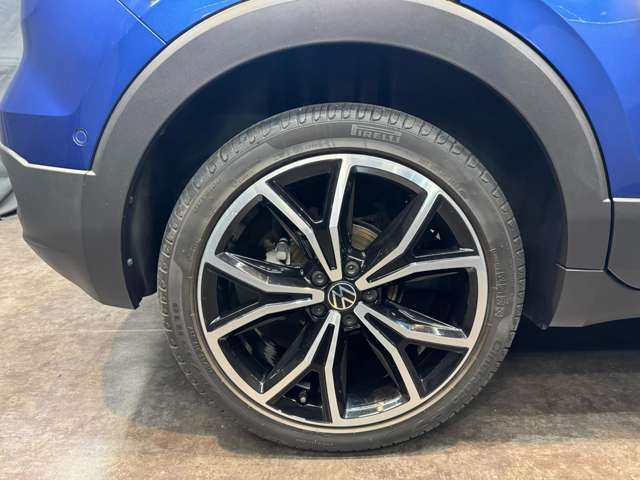 全ホイールにキズなく非常に良い状態です。タイヤ溝もタップリあります。215/45R18