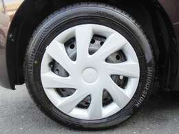 純正14インチスチールホイールです。タイヤサイズは、155-65R-15す。