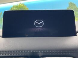 【10.25インチマツダコネクト】車内の雰囲気にマッチした大型ディスプレイ。スマホ接続でのナビ使用やBluetooth再生等、様々な機能が楽しめます。直感的なダイヤル操作が可能で、使い勝手も良好です。