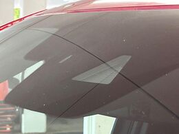 【スマートブレーキサポート】走行中に前方の車両等を認識し、衝突しそうな時は警報とブレーキで衝突回避と被害軽減をアシスト。より安全にドライブをお楽しみいただけます。