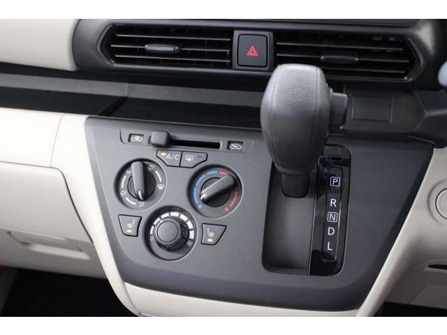 インパネCVTシフトレバーとエアコン操作パネルです