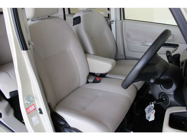 フロントシートは運転席シートヒーター付きベンチシートです！