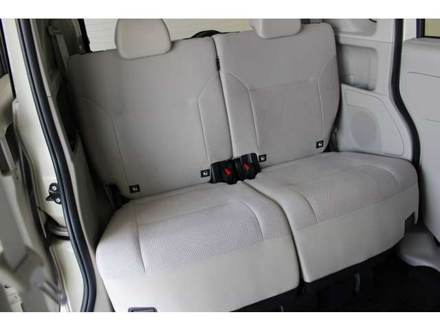 リヤシートはスライド＆リクライニング可能