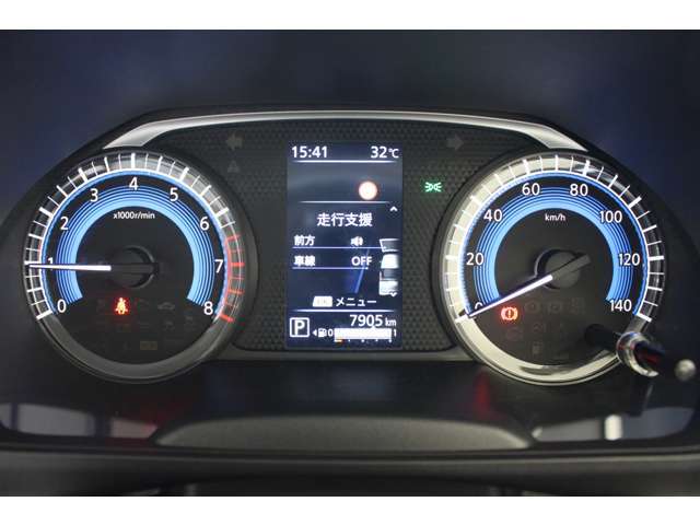 速度計・回転計の2眼式コンビネーションメーター！メーターには燃費や走行情報が表示可能です。