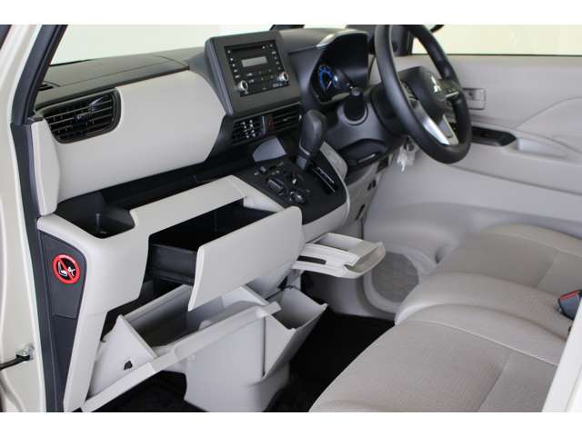 ドリンクホルダーや助手席ポケット、運転席側の小物入れなど多彩な収納が設置されています。常備品に加え、その都度必要なものを入れて自分仕様にアレンジして下さい。