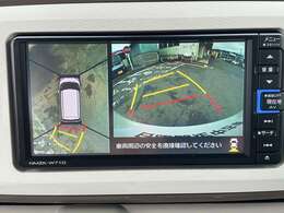 上空から見下ろしているかのような映像をディスプレイに映し出し、スムースな駐車をサポートします。