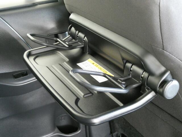 後部座席用にドリンクホルダー・小さな台があり、飲食可能な仕組みとなっています