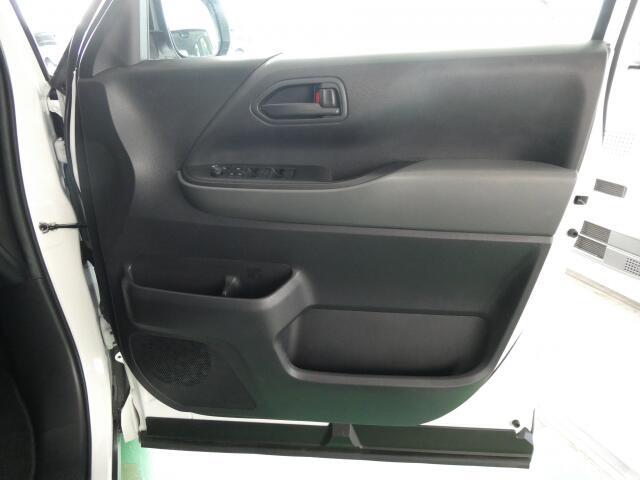 運転席ドア内側部分に書類やペットボトルを収納できるスペースございます