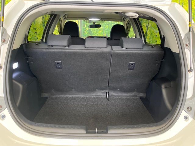 普段のお買い物や通勤、送迎等に十分な荷室スペースを確保しております。セカンドシートを倒すと、大きな荷物の積載も可能です♪