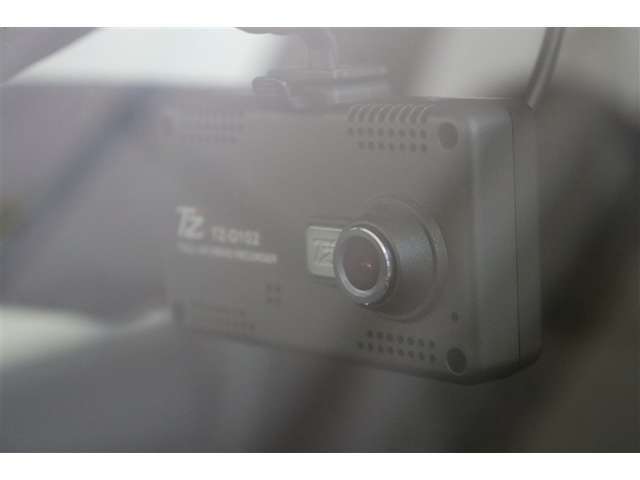 2カメラタイプドラレコ（フロント+リヤ）搭載。万が一の場合、責任の所在を明確にできるのはもちろん、観光などお出かけ先の景色を残しておけます。後方からの煽り運転に遭遇した場合でも記録が残ります。