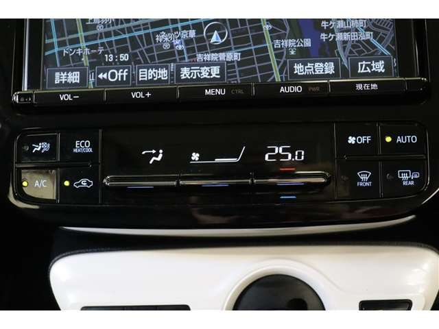 エアコンの温度や風量の調整、吹き出し口の切替えはバーの上下操作です。シンプルで直感的に操作できるデザインです。