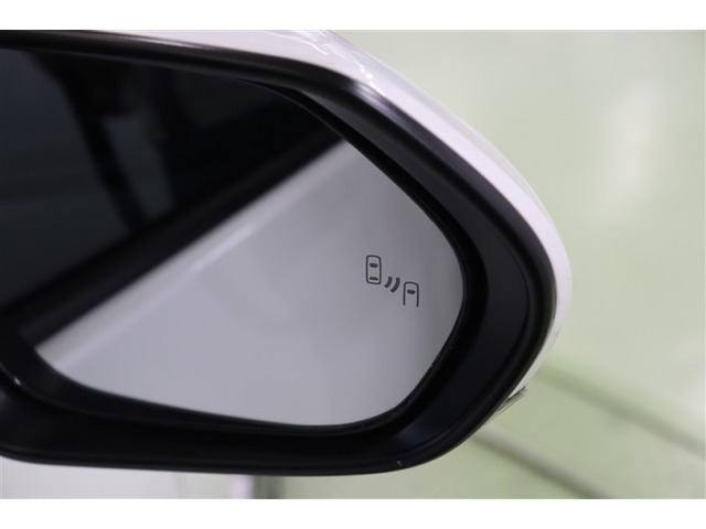 ブラインドスポットモニター（BSM）を装備しています。隣を走る車両が死角に入るとミラー内LEDインジケーターが点灯。さらに、ウィンカーを出すとインジケーターが光って点滅して注意を促してくれます。