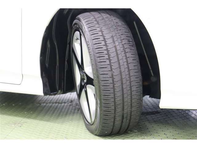 タイヤサイズ　215/45R17。