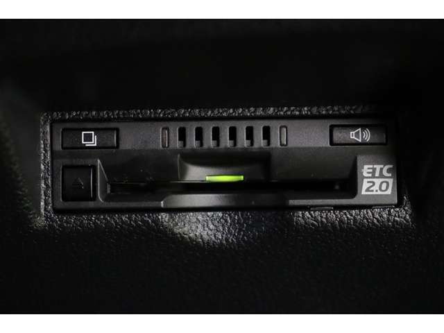 ETC2.0はナビ連動機能付です。利用日や料金の確認がモニターで出来て便利ですよ。納車前には使用できるようにセットアップをさせていただきます。ETCカードの取扱もしておりますのでご相談下さいね。