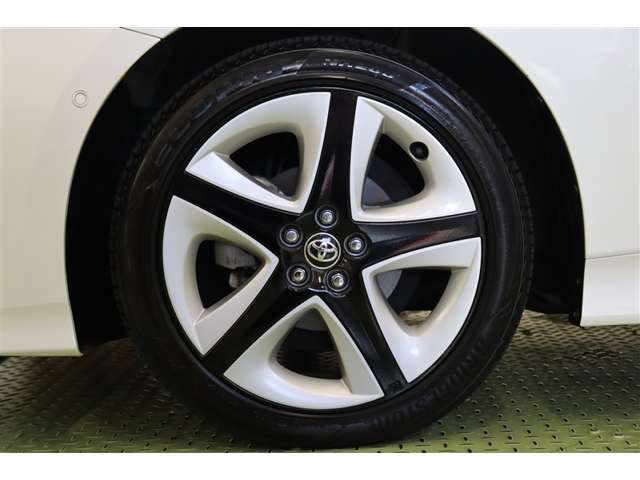 個性的でスタイリッシュなデザインのホイールキャップ付純正アルミホイールを装着しています。