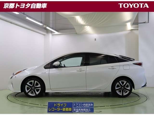 車線はみ出し防止警告【レーンアシスト】、衝突予防および衝突安全システム【PCS】で安心を。障害物や歩行者などを検知、警告してくれる【クリアランスソナー】がトラブルを未然に防ぐサポートをしてくれます。