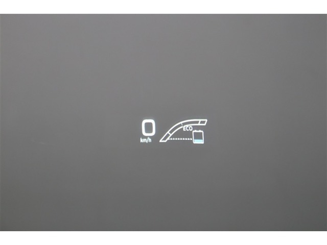 ヘッドアップディスプレイ（HUD）です。運転に必要な情報をフロントガラスの視野内に投影することで視線を外さず確認できます。視線移動や焦点調節が少なくて済むので安全性の向上に貢献します。