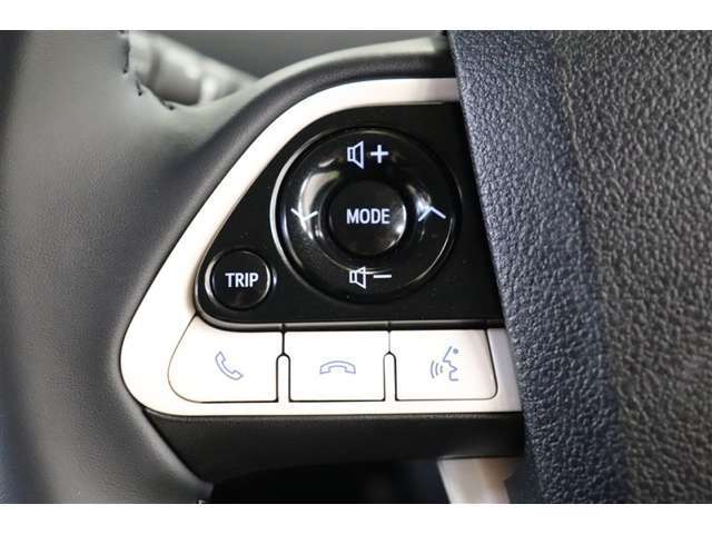 ステアリングスイッチでハンズフリー電話や音声認識、オーディオ操作やマルチインフォメーションディスプレイ内の表示切替えなどが出来ます。走行中に視線を逸らさず出来る手元操作は安全運転につながります。