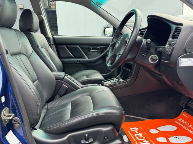 運転席はパワーシートです。