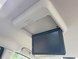 【フリップダウンモニター】家族や友人とお出かけする機会が多い方に大人気のフリップダウンモニター！大画面モニターで車内はエンタメ空間！退屈しがちな長距離ドライブも楽しい時間に変わります！