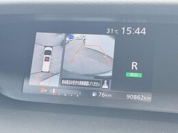 【マルチテレインモニター】車のフロントやサイドのカメラ画像を同時にモニター表示することで、悪路や狭い道を走行時でも周囲の状況確認ができ安心！本格SUVにうれしい装備です♪