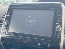 【純正ナビ】人気の純正ナビを装備しております。ナビの使いやすさはもちろん、オーディオ機能も充実！キャンプや旅行はもちろん、通勤や買い物など普段のドライブも楽しくなるはず♪